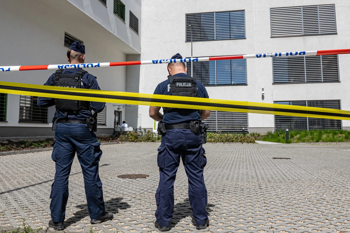 35-letni mężczyzna, który zaatakował i śmiertelnie zranił ortopedę w Szpitalu Uniwersyteckim w Krakowie, przeszedł badania pod kątem trzeźwości. W momencie ataku był trzeźwy - dowiedziała się Agata Guz, reporterka RMF FM. Najprawdopodobniej w środę zostanie przesłuchany. "Lekarz został przewieziony do nas natychmiast po tym, co stało się w poradni ortopedycznej. Stwierdziliśmy liczne rany kłute klatki piersiowej, brzucha, kończyn górnych, kończyn dolnych. Obrażenia, niestety, okazały się śmiertelne" - powiedział RM FM Rafał Depukat, kierownik Centralnego Bloku Operacyjnego krakowskiego szpitala.
