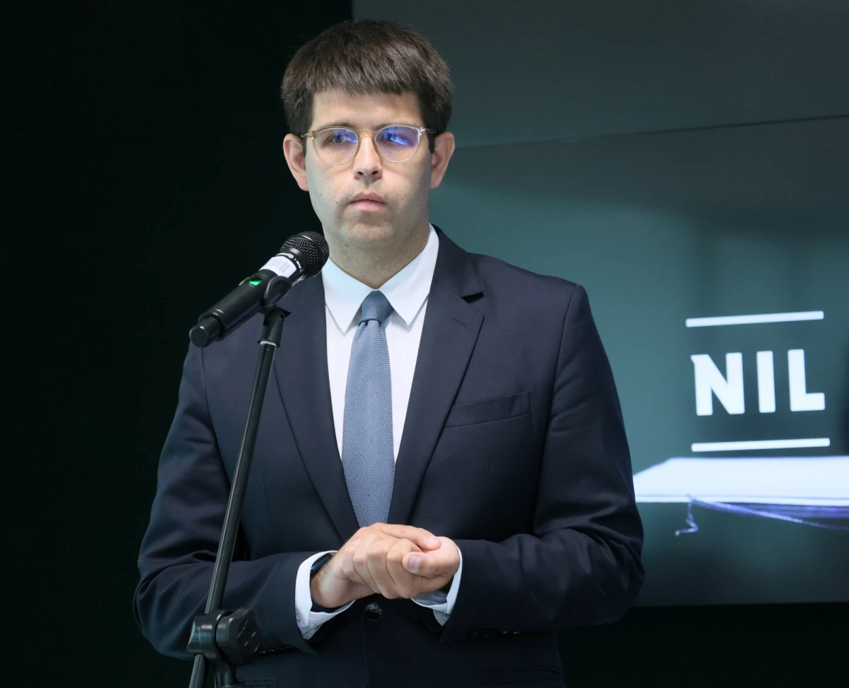 Naczelna Rada Lekarska będzie domagać się zmian w prawie, które zwiększą bezpieczeństwo lekarzy w czasie pracy. Działania Rady są pokłosiem tragicznej sytuacji, do której doszło w Krakowie. Lekarz-ortopeda został zamordowany przy użyciu noża w trakcie wykonywania swoich obowiązków. Prezes NRL dr Łukasz Jankowski powiedział, że "poczucie bezpieczeństwa lekarzy zostało dziś w ogromnym stopniu naruszone". Po wtorkowym ataku Ministerstwo Zdrowia zapowiedziało, że przedstawiciele lekarzy zostaną zaproszeni na poniedziałkowe spotkanie rządowego zespołu, który przygotowuje przepisy zwiększające bezpieczeństwo ratowników medycznych - dowiedział się dziennikarz RMF FM Michał Dobrołowicz. Prezydium NRL proponuje, aby w środę we wszystkich szpitalach w Polsce uczcić pamięć lekarza minutą ciszy. Zapowiada także organizację marszu przeciwko przemocy wobec medyków.