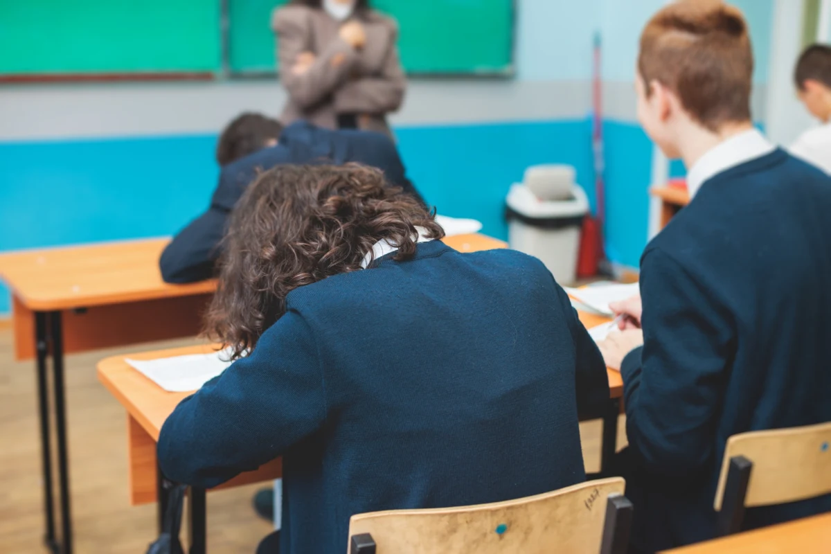 W połowie maja uczniowie ostatnich klas szkół podstawowych napiszą egzamin ósmoklasisty. Potrwa on od 13 do 15 maja. Rodzicu! Upewnij się, że Twoje dziecko i Ty macie pełną wiedzę o sposobie organizacji i przeprowadzania egzaminu ósmoklasisty. 