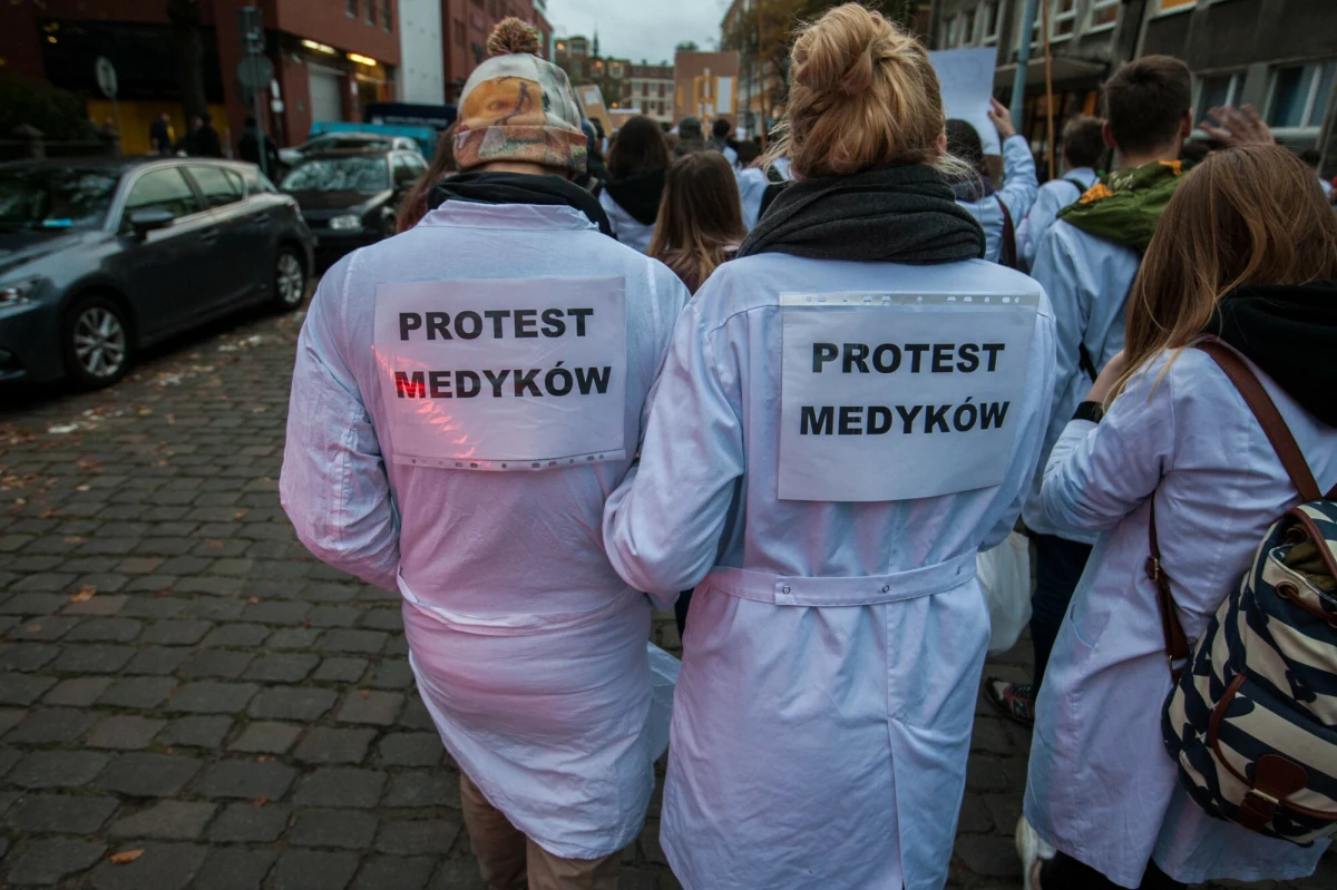 W reakcji na śmiertelny atak na lekarza Krakowie, Naczelna Rada Lekarska zorganizuje marsz przeciw nienawiści i agresji. Taka decyzja zapadła we wtorek późnym wieczorem na posiedzeniu lekarskiego samorządu - dowiedział się dziennikarz RMF FM Michał Dobrołowicz. Marsz odbędzie się w sobotę 10 maja na ulicach Warszawy.