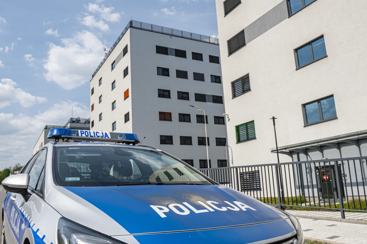 "Nie tak go wychowaliśmy" - mówią w rozmowie z "Super Expressem" rodzice 35-letniego Jarosława W. We wtorek 35-latek wtargnął do gabinetu w poradni ortopedycznej Szpitala Uniwersyteckiego w Krakowie i zaatakował nożem ortopedę Tomasza Soleckiego. Lekarz miał wiele ran kłutych. Mimo natychmiastowej operacji nie udało się uratować jego życia.