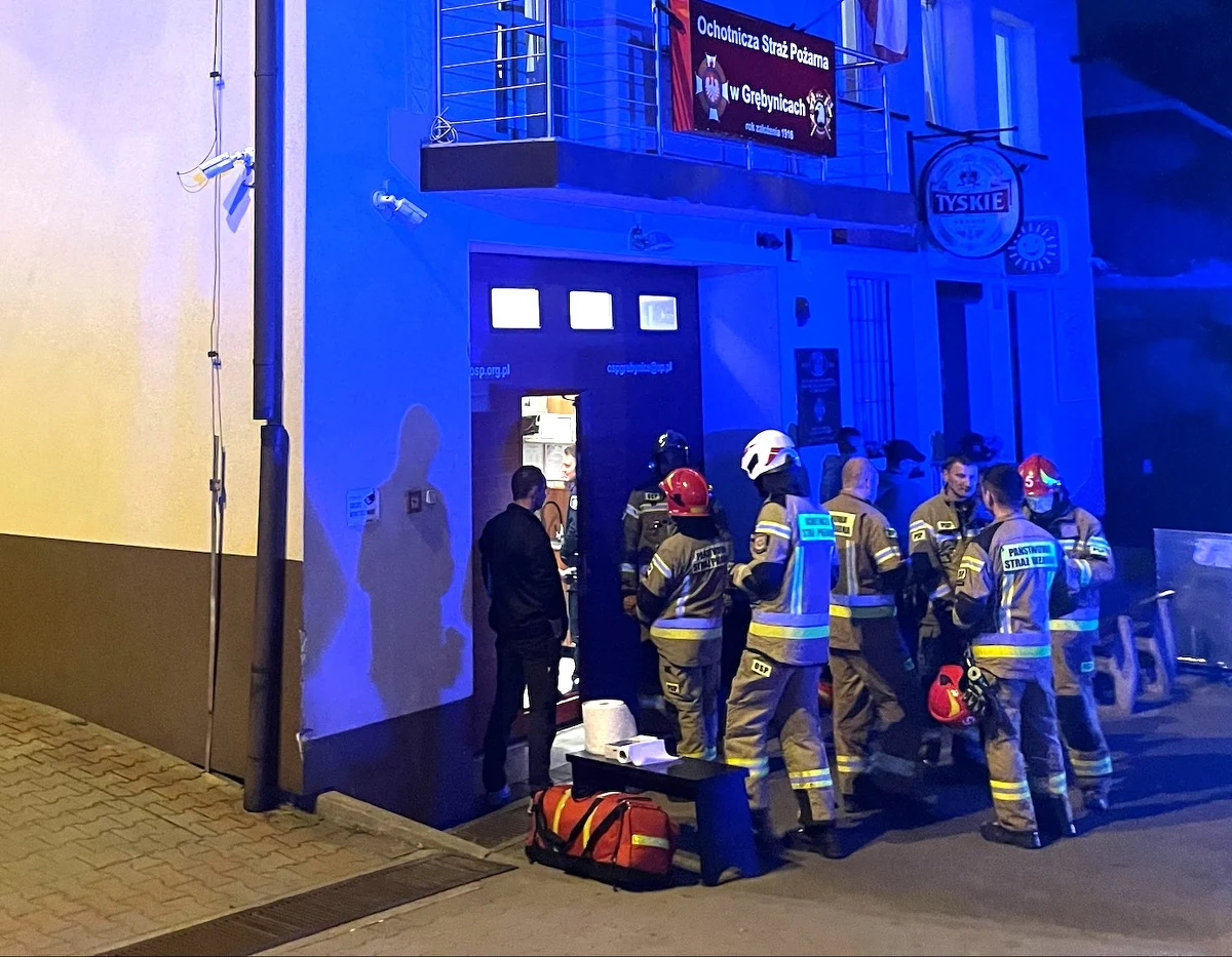 Ośmioro dzieci i jedna osoba dorosła ucierpiały po wybuchu szklanego pojemnika w remizie strażackiej w Grębynicach w podkrakowskiej gminie Zielonki. Do wypadku doszło podczas ćwiczeń Młodzieżowych Drużyn Pożarniczych. Teraz podano dokładne okoliczności zdarzenia. 