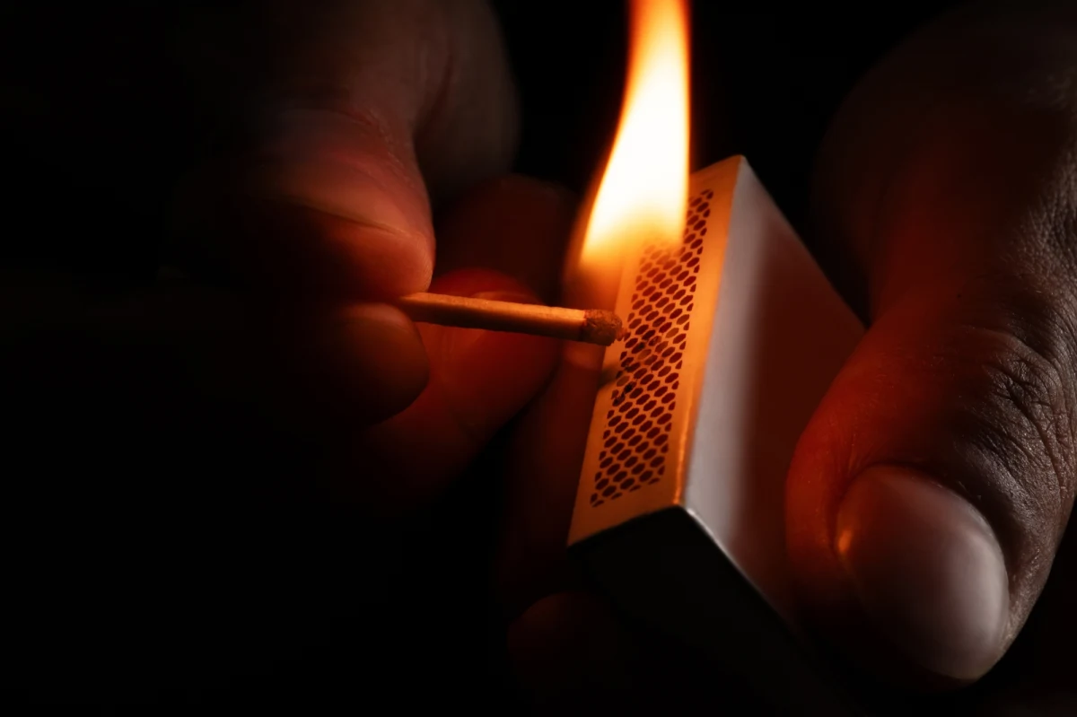 Dramatyczne wydarzenia rozegrały się w małej miejscowości w gminie Poddębice w Łódzkiem. 54-latek oblał matkę łatwopalną substancją i podpalił. Kobieta zdołała zdusić płomienie. Śmigłowcem Lotniczego Pogotowia Ratunkowego została przetransportowana do szpitala.       