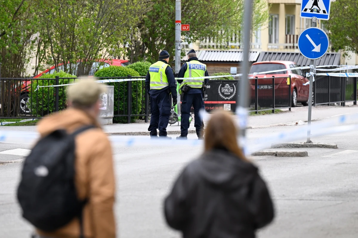 Jedna osoba została zatrzymana w związku z potrójnym zabójstwem, do którego doszło we wtorek w szwedzkiej Uppsali. Policja potwierdza, że ofiary to mężczyźni w wieku od 15 do 20 lat. Media podają szokujące informacje na temat sprawcy oraz okoliczności, w jakich padły strzały. 