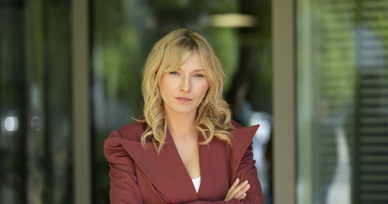 Garnitur zamiast sukienki? Mela Koteluk pokazuje, jak to zrobić