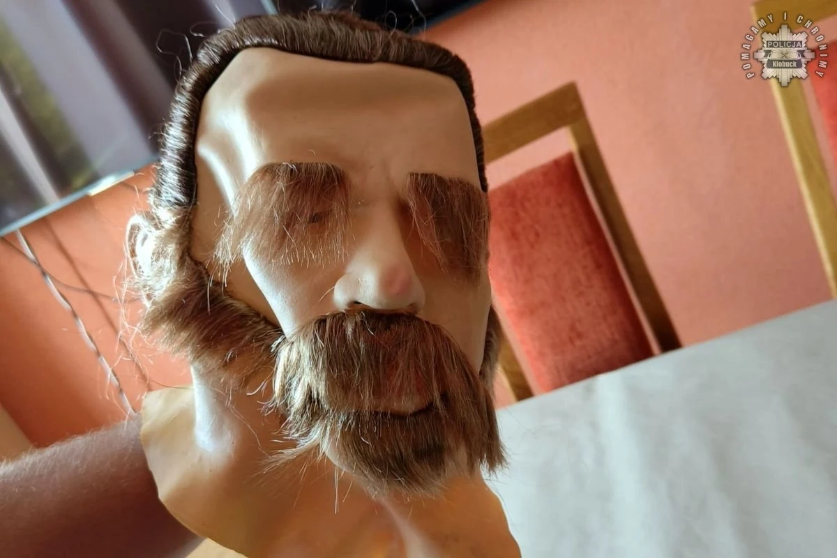 Policjanci z Kłobucka (woj. śląskie) zatrzymali trzech obcokrajowców, którzy włamywali się do salonów jubilerskich, kantorów i prywatnych firm w różnych częściach kraju. Przestępcy zakładali na twarze lateksowe maski i korzystali z zagłuszaczy sygnału. Wszyscy zostali aresztowani - podała policja.