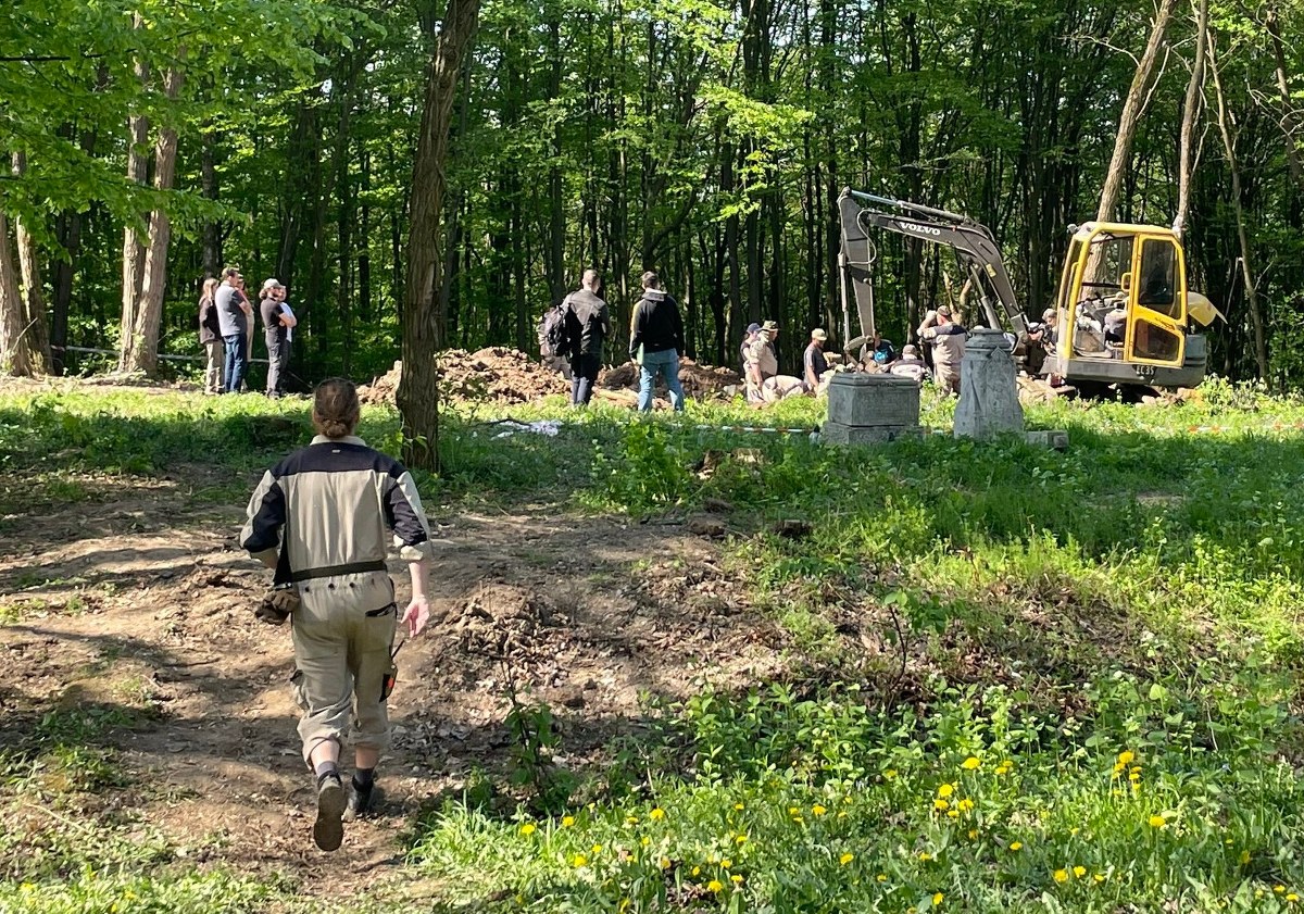 Ekshumacje w Puźnikach. Odsłonięto wierzchnią warstwę mogiły