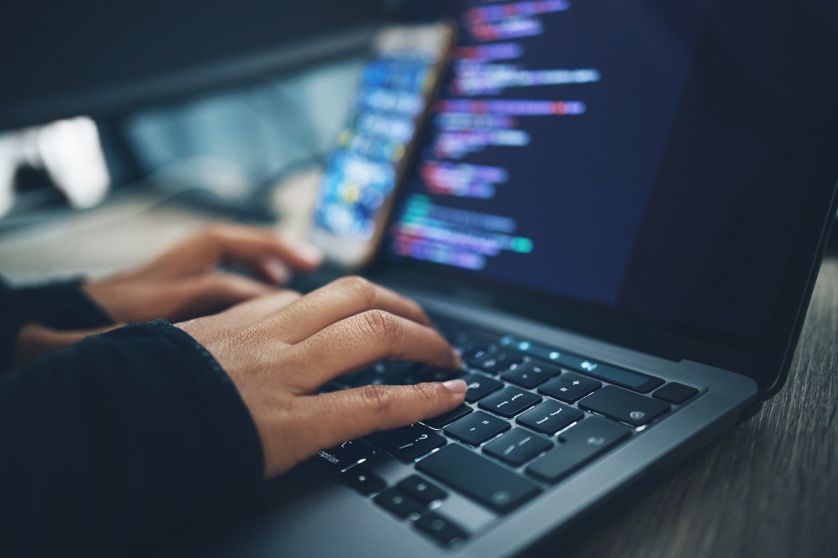 Zmasowany cyberatak na System Rejestrów Państwowych. W środę przed południem tysiące obywateli miało trudności z dostępem do kluczowych usług administracyjnych. Rząd zapewnia, że sytuacja jest pod kontrolą. Co dokładnie się wydarzyło i czy nasze dane są zagrożone?