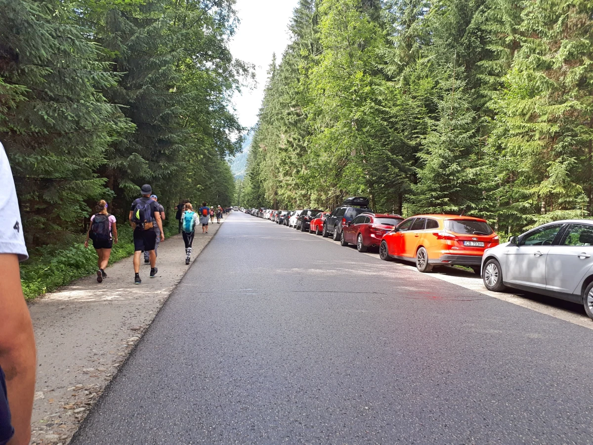 Tatrzański Park Narodowy apeluje do turystów, którzy podczas majówki planują wyprawy w góry, by wcześniej zarezerwowali miejsce na parkingach w rejonie Morskiego Oka. Służby parku ostrzegają, że w internecie pojawiają się oferty reklamowane jako "parking do Morskiego Oka", które nie należą do TPN i takie bilety nie są potem uwzględniane.        