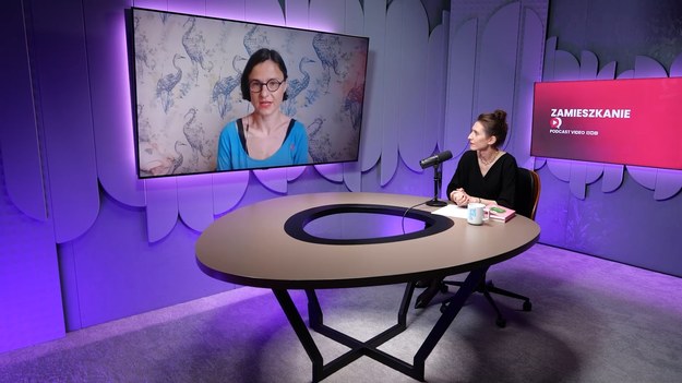 Kiedy Monika Pastuszko została mamą, szybko okazało się, że jej miasto nie wygląda już tak jak przed porodem. Ławki niby są, ale ustawione nie tam gdzie trzeba. Restauracje niby działają, ale nie bardzo można w nich zjeść. Place zabaw nie są wcale atrakcyjne, a toalet publicznych nie ma prawie w ogóle. Doświadczenia związane z macierzyństwem w mieście opisała w książce „Matka polka sika w krzakach. Przygody z dzieckiem w mieście wysokich krawężników, nieczynnych toalet i zepsutych wind” i choć tytuł brzmi żartobliwie, podczas lektury nie zawsze jest do śmiechu.