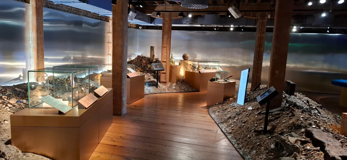 W Muzeum Londynu położonym w dzielnicy Docklands można oglądać wystawę przedmiotów wydobytych z Tamizy przez amatorskich poszukiwaczy. To hobby nosi nazwę mudlarkingu (dosłownie: grzebania w błocie) i staje się coraz bardziej popularne. Aby je uprawiać, należy zdobyć specjalne pozwolenie, a cenne przedmioty powinny być zgłaszane odpowiednim władzom. Korespondent RMF FM Bogdan Frymorgen oprowadzony został po wystawie przez jej kuratorkę Kate Sumnall. 