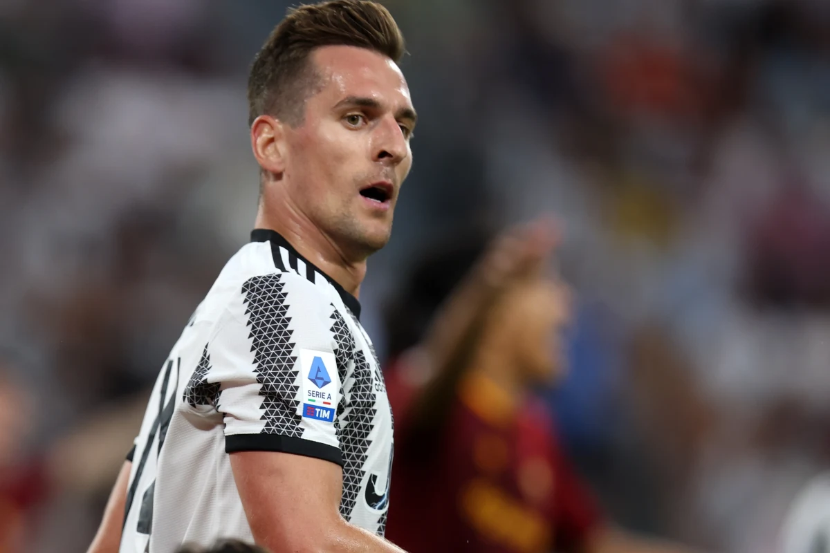 Arkadiusz Milik zostaje w Turynie. Juventus ogłosił w środę przedłużenie kontraktu z polskim napastnikiem do końca czerwca 2027 roku.