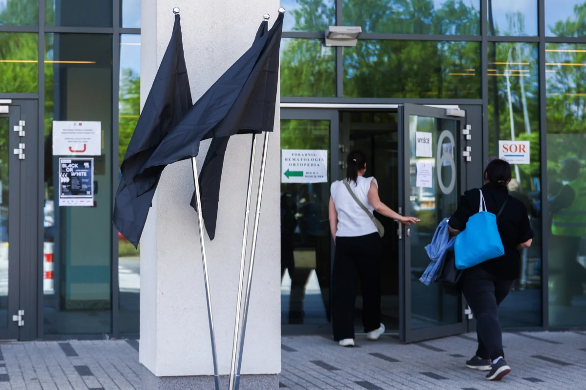 Były z nim problemy od dłuższego czasu, nie miał kontaktu z bronią - tak o nożowniku, który we wtorek zaatakował lekarza w Szpitalu Uniwersyteckim w Krakowie, mówi informator Onetu ze Służby Więziennej. 35-letni funkcjonariusz usłyszał dziś zarzuty zabójstwa lekarza i usiłowania uszkodzenia ciała pielęgniarki.