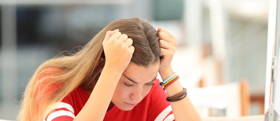 Lęk, który towarzyszy wielu maturzystom przed egzaminami, jest czymś naturalnym, ale może również paraliżować i utrudniać koncentrację. Jak zauważa psycholożka Ewa Niewola: „Lęk to emocja, która pojawia się w odpowiedzi na wyimaginowane zagrożenia, które nasza wyobraźnia przekształca w coś przerażającego. To nie strach przed realnym zagrożeniem, ale obawa przed tym, co może się zdarzyć”. Jak zatem poradzić sobie z tym uczuciem? Oto sprawdzone sposoby, które pomogą zmniejszyć stres maturalny.