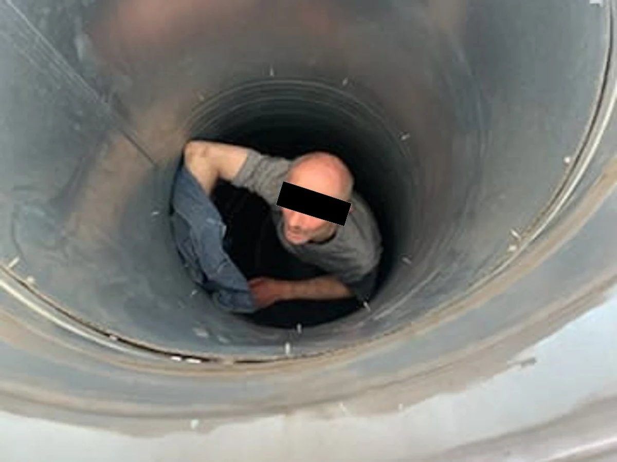 Śródmiejscy policjanci zatrzymali na warszawskiej Woli obywatela Gruzji. Mężczyzna kilka minut wcześniej utknął w szybie wentylacyjnym, przez który chciał się włamać do warsztatu samochodowego. Strażacy wyciągnęli 44-latka i przewieźli na policję. Usłyszał zarzuty za zniszczenie mienia i naruszenie miru domowego. Grozi mu do 5 lat pozbawienia wolności.