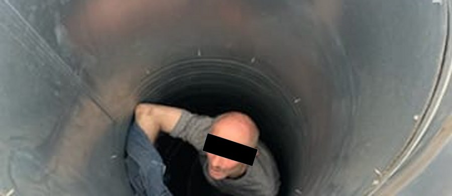 Śródmiejscy policjanci zatrzymali na warszawskiej Woli obywatela Gruzji. Mężczyzna kilka minut wcześniej utknął w szybie wentylacyjnym, przez który chciał się włamać do warsztatu samochodowego. Strażacy wyciągnęli 44-latka i przewieźli na policję. Usłyszał zarzuty za zniszczenie mienia i naruszenie miru domowego. Grozi mu do 5 lat pozbawienia wolności.