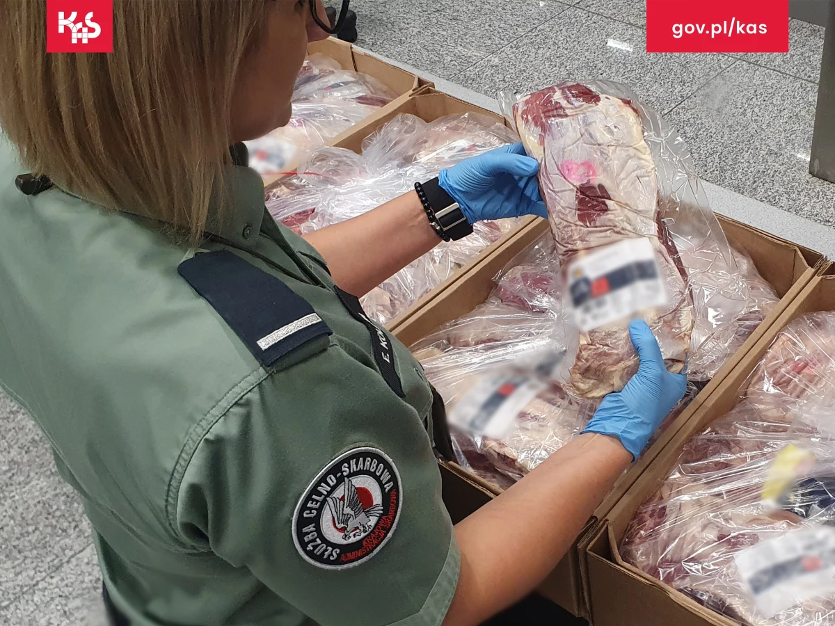 Ponad 107 kg surowego mięsa odkryli funkcjonariusze Krajowej Administracji Skarbowej na krakowskim lotnisku podczas kontroli walizek dwóch pasażerów, którzy przylecieli z Bliskiego Wschodu.