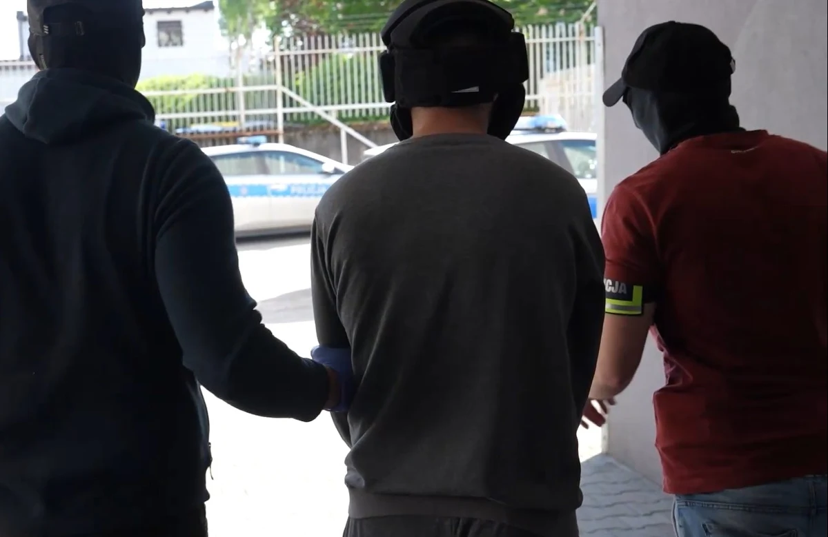 "Zachowywał się irracjonalnie, dziwiło nas to, że przełożeni tego nie zauważali" - mówią reporterowi RMF FM funkcjonariusze służby więziennej o mundurowym z aresztu śledczego z Katowic, który śmiertelnie ranił nożem lekarza z Krakowa. 35-latek usłyszał dziś zarzuty, za które grozi dożywocie. Prokuratura wystąpiła do sądu z wnioskiem o trzymiesięczny areszt.