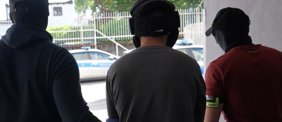 "Zachowywał się irracjonalnie, dziwiło nas to, że przełożeni tego nie zauważali" - mówią reporterowi RMF FM funkcjonariusze służby więziennej o mundurowym z aresztu śledczego z Katowic, który śmiertelnie ranił nożem lekarza z Krakowa. 35-latek usłyszał dziś zarzuty, za które grozi dożywocie. Prokuratura wystąpiła do sądu z wnioskiem o trzymiesięczny areszt.