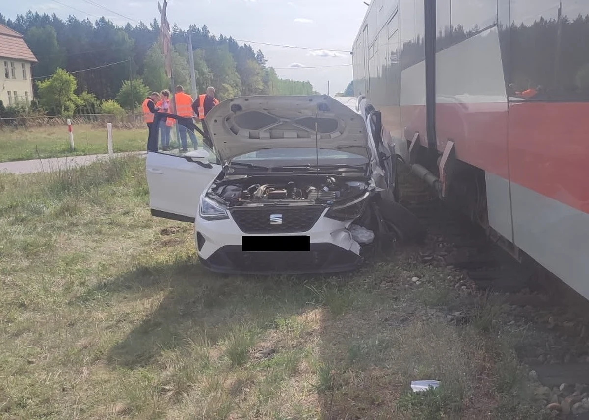 W Ostromecku (woj. kujawsko-pomorskie) doszło do niebezpiecznego zdarzenia na przejeździe kolejowo-drogowym. Kierowca, ignorując znak "stop", wjechał pod nadjeżdżający pociąg relacji Bydgoszcz Główna - Chełmża. Mężczyzna zdołał samodzielnie wydostać się z rozbitego pojazdu. Pociągi na stacji Bydgoszcz Główna notowały w środowe popołudnie nawet 70-minutowe opóźnienia.