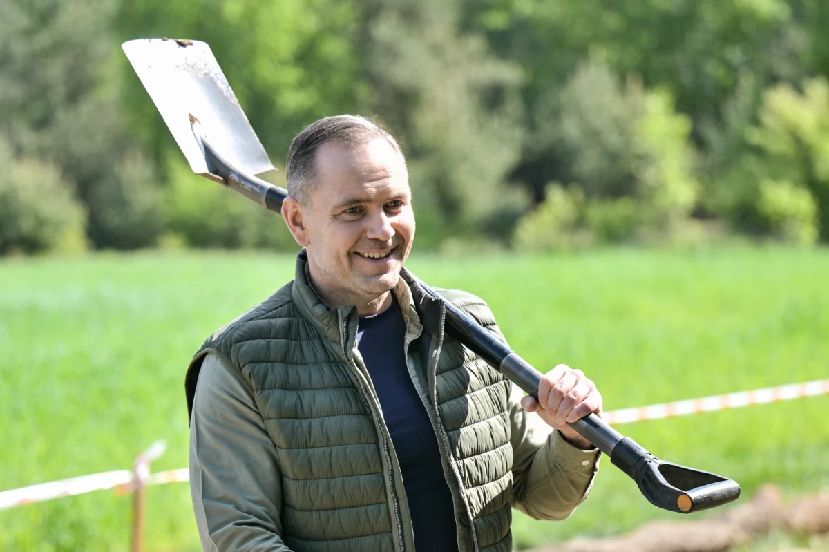 Ile mieszkań posiada Karol Nawrocki i czy "jest jak zwykły Polak"? Popierany przez PiS kandydat złożył deklarację w trakcie debaty w "Super Expressie". Nawrocki stwierdził, że posiada jedno mieszkanie, tymczasem dziennikarze Onetu ujawnili, że jest to nieprawda. Czy słowa szefa IPN zostały źle zrozumiane, czy on sam użył niefortunnego sformułowania, czy też niechcący dał amunicję swoim przeciwnikom politycznym?