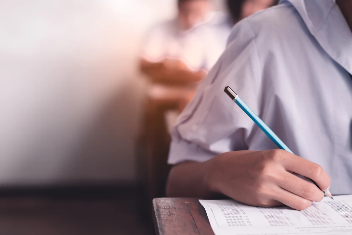 Egzamin ósmoklasisty zbliża się wielkimi krokami. Jaki zakres materiału obejmuje? Jakie zagadnienia musi opanować uczeń, by bez problemu uzyskać dobry wynik? Zebraliśmy dla Was najważniejsze informacje. 