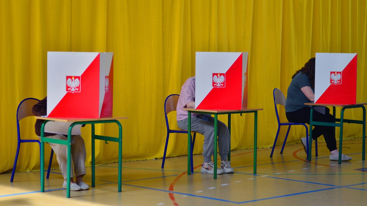 18 maja odbędzie się w Polsce pierwsza runda wyborów prezydenckich. Wszystkie osoby, które najpóźniej w dniu wyborów ukończyły 18 lat, mają prawo oddać głos. Jest też możliwość oddania głosu przez pełnomocnika. To rozwiązanie przeznaczone jest dla tych z nas, którzy z różnych przyczyn nie mogą samodzielnie udać się do lokalu wyborczego. W tym artykule wyjaśnimy, kto może skorzystać z tej formy głosowania oraz jakie formalności należy spełnić.
