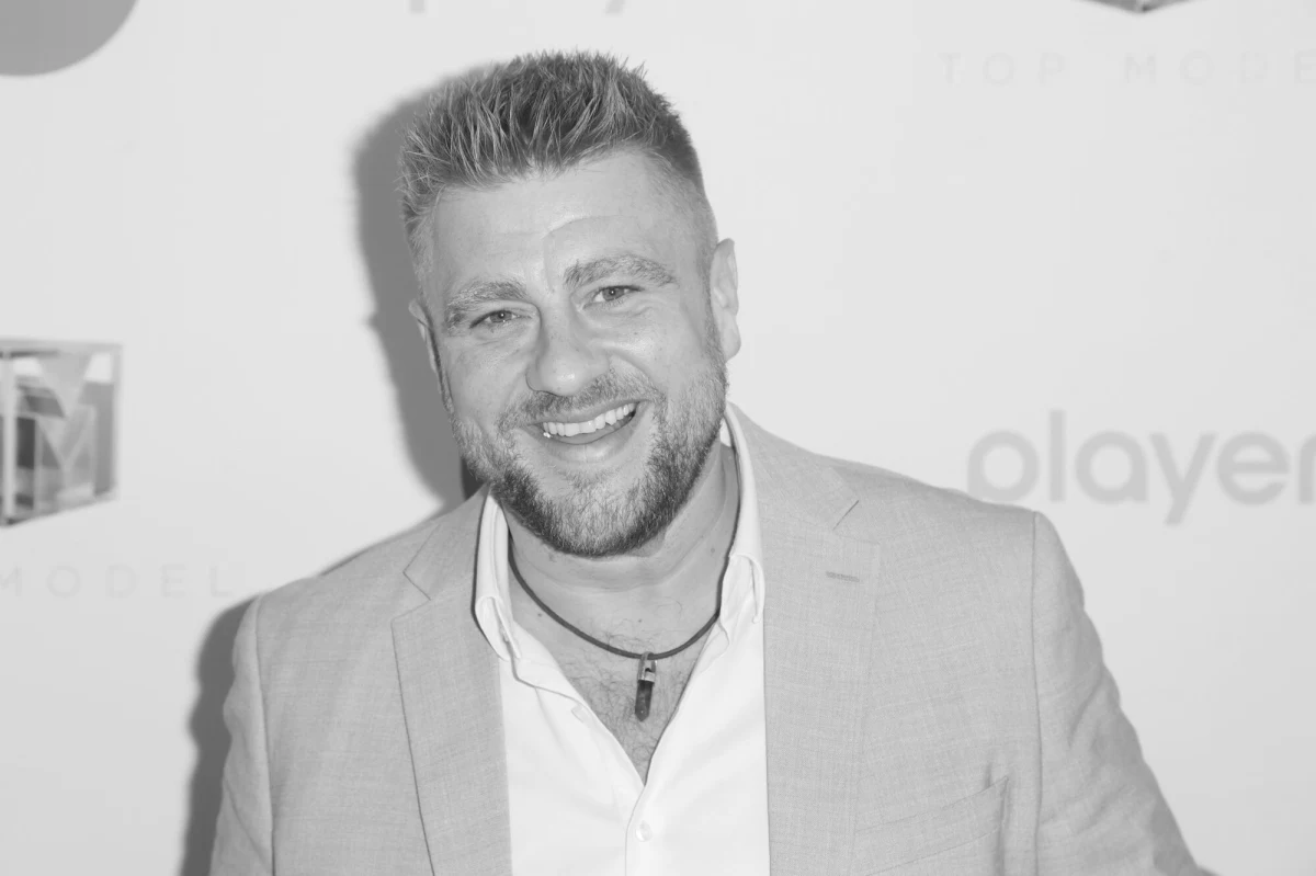 Nie żyje Tomasz Jakubiak - popularny kucharz, znany m.in. z jury programu MasterChef Nastolatki. "Jego odejście zostawiło pustkę, której nie da się opisać słowami" - czytamy w komunikacie opublikowanym w mediach społecznościowych przez najbliższych Jakubiaka. 
