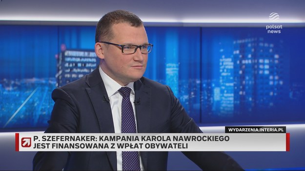 - Mam jedno mieszkanie - powiedział Paweł Szefernaker zapytany ile ma mieszkań. - Jeżeli ma się mieszkania, z którego de facto korzysta ktoś inny, komu się całe życie pomaga, (...) to ja nie wiem, czy to się traktuje na zasadzie, że to jest swoje - odpowiedział na kolejne pytanie Piotra Witwickiego, który zapytał "czy człowiek może się pomylić odpowiadając na pytanie ile ma się mieszkań". 

Te pytania to pokłosie wypowiedzi Karola Nawrockiego, który w trakcie debaty prezydenckiej stwierdził, że posiada jedno mieszkanie. Po kilku dniach okazało się jednak, że wraz z małżonką posiadają dwa mieszkania.