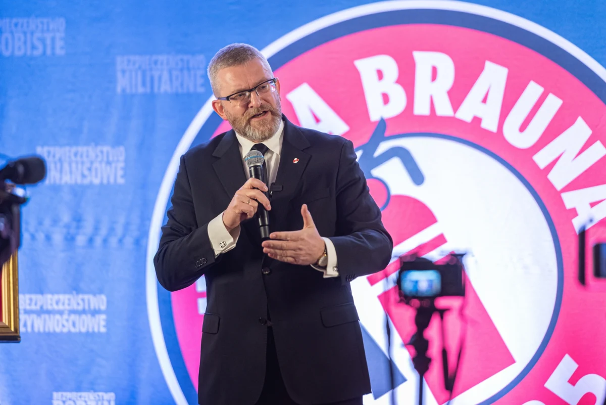 Kandydatura Grzegorza Brauna w wyborach prezydenckich budzi duże emocje. Polityk jest europosłem, a jednocześnie zażartym krytykiem Unii Europejskiej, odwołującym się do poglądów narodowo-konserwatywnych i monarchistycznych. Jego wypowiedzi, a także działania budzą kontrowersje. Szczególnie głośno, nie tylko w Polsce, było o nim w grudniu 2023 r., kiedy to za pomocą gaśnicy proszkowej zgasił w budynku Sejmu chanukiję zapaloną dla uczczenia żydowskiego święta Chanuki. W ostatnim czasie za swoje zachowanie został wykluczony z obrad europarlamentu. Po debacie prezydenckiej jego wypowiedziami zajmuje się prokuratura.
