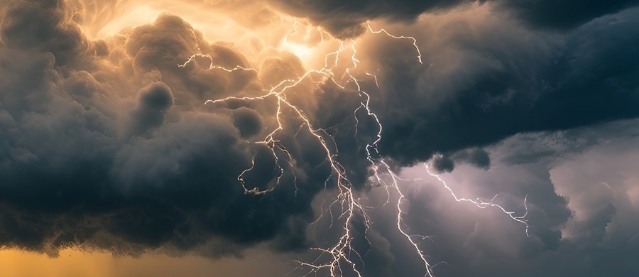 Wspaniałe prognozy pogody mieszają się z poważnymi ostrzeżeniami. Tegoroczna majówka będzie w większości ciepła i słoneczna, choć w niektórych rejonach kraju pojawią się burze z silnym wiatrem, ulewnym deszczem i gradem. Lokalnie mogą wystąpić nawet trąby powietrzne.