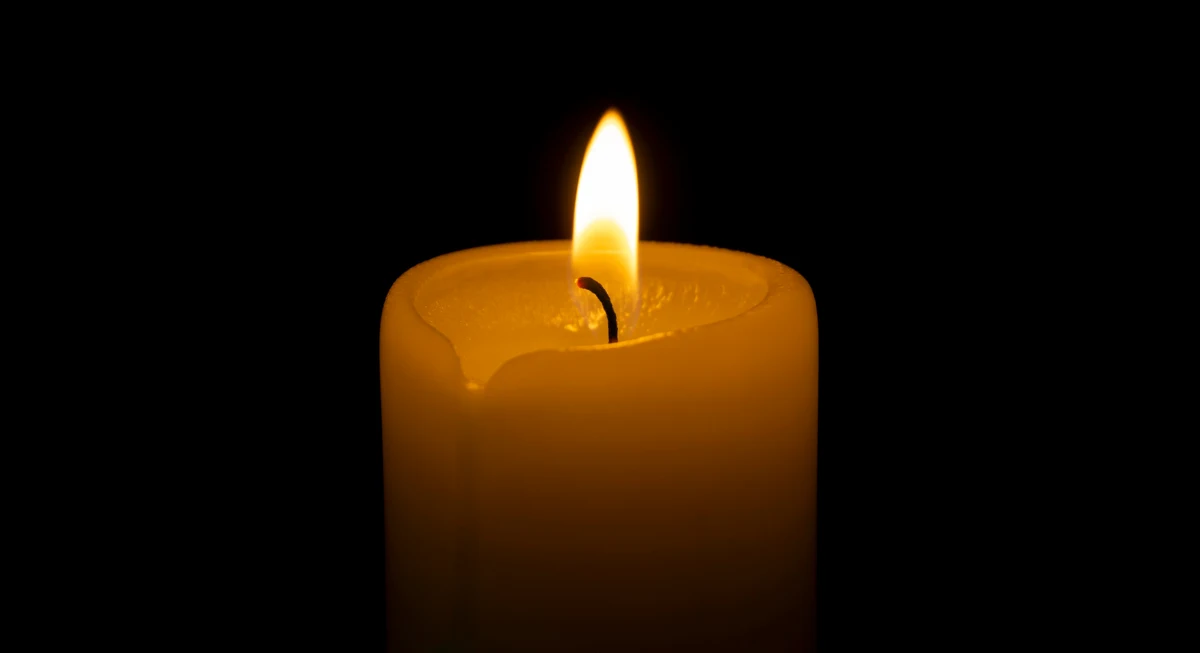 Nie żyje Sławomir Wałęsa, syn Lecha Wałęsy - poinformował w czwartek "Super Express". Dziennik ustalił, że ciało mężczyzny znaleziono w jego mieszkaniu w Toruniu. Policję, która weszła do środka, powiadomili sąsiedzi zaniepokojeni dłuższym brakiem kontaktu z 52-latkiem.