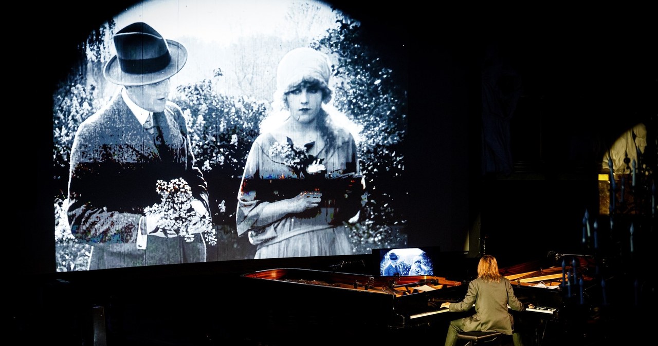 Takiego otwarcia Kina na Granicy jeszcze nie było! Najwybitniejszy pianista jazzowy w Polsce, Leszek Możdżer, wykonał na dwóch fortepianach jednocześnie muzykę do niemego filmu z 1921 roku "Przybysz z ciemności". Potem były jeszcze wariacje na temat "Etiudy rewolucyjnej" Fryderyka Chopina i krótki recital artysty. - Jestem bardzo poruszony, przede wszystkim ilością nagromadzonej energii wśród publiczności oraz tym, że ten koncert wzbudził tak ogromne zainteresowanie - powiedział muzyk w rozmowie z Interią.