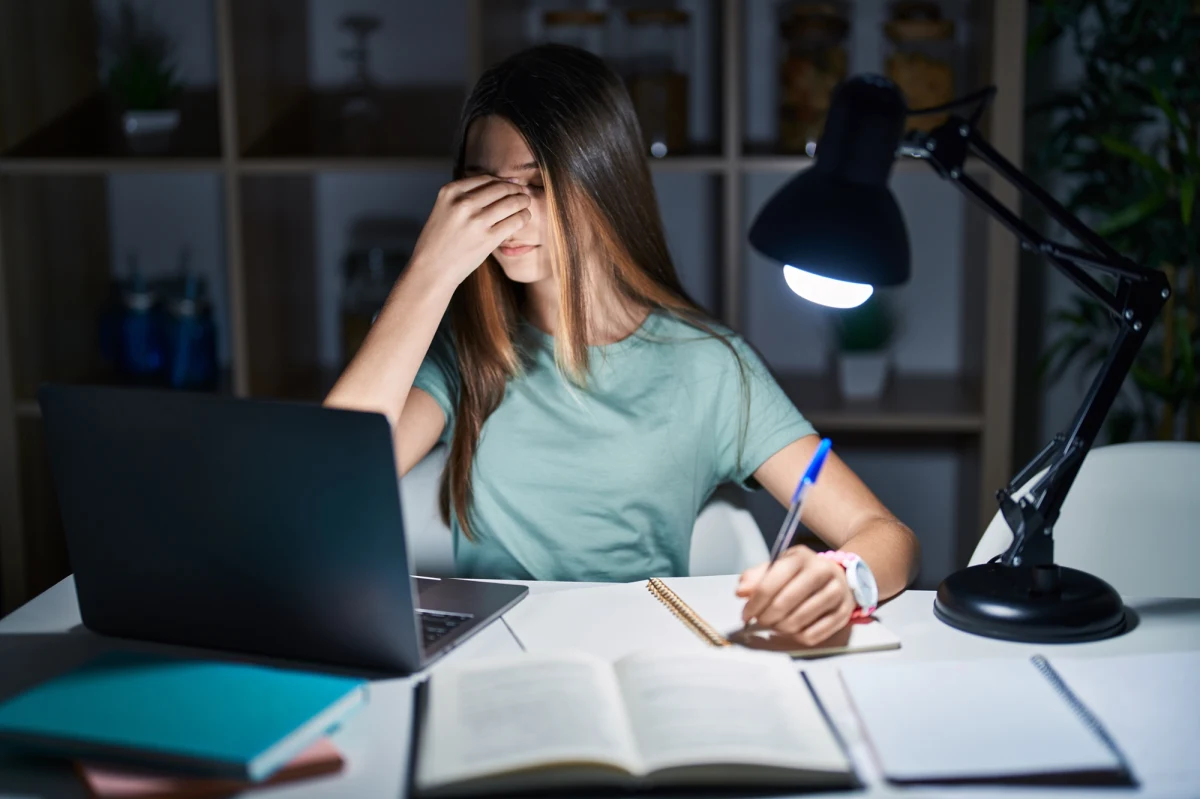 Zbliżający się egzamin ósmoklasisty to dla wielu uczniów źródło ogromnego stresu. Lęk przed porażką, napięcie związane z presją otoczenia czy obawy o przyszłość – to tylko niektóre emocje, z którymi mierzą się młodzi ludzie. Psychologowie podkreślają jednak, że stres to naturalna reakcja organizmu, którą można opanować. Wystarczy poznać i regularnie stosować kilka prostych technik relaksacyjnych, które pomogą przejść przez ten trudny czas z większym spokojem i pewnością siebie.