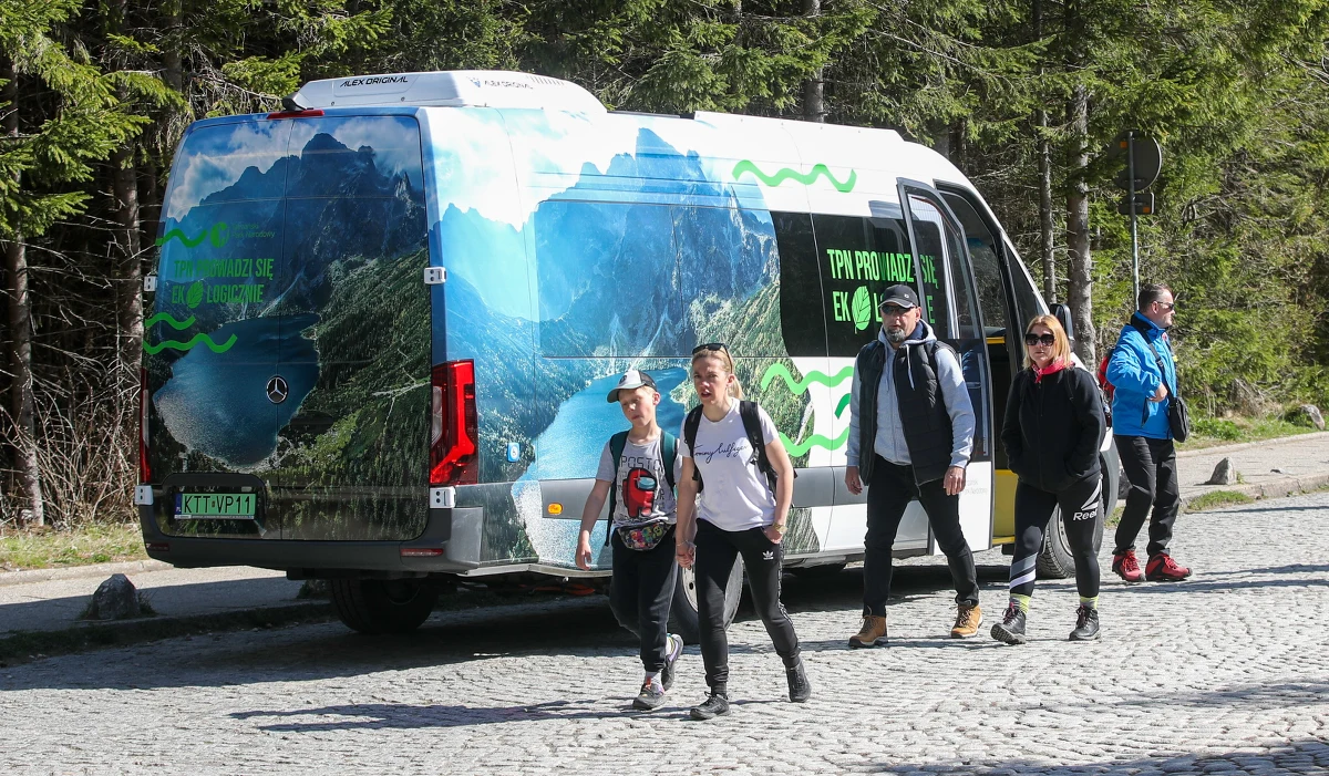 Pierwszy elektryczny bus kursujący na trasie z Zakopanego do Morskiego Oka ruszył w czwartek. Chętnych na przejazd nie było. Ci pojawili się, gdy w stronę tatrzańskiego jeziora pojechał drugi taki sam pojazd, tyle że startujący z Palenicy Białczańskiej. Cena przejazdu "elektrykiem" to, w zależności od miejsca startu, od 60 do 100 zł w jedną stronę.