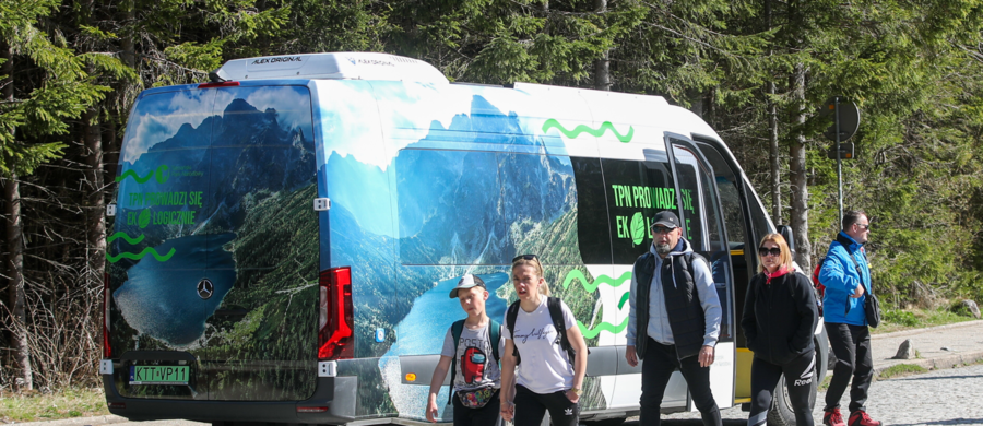 Pierwszy elektryczny bus kursujący na trasie z Zakopanego do Morskiego Oka ruszył w czwartek. Chętnych na przejazd nie było. Ci pojawili się, gdy w stronę tatrzańskiego jeziora pojechał drugi taki sam pojazd, tyle że startujący z Palenicy Białczańskiej. Cena przejazdu "elektrykiem" to, w zależności od miejsca startu, od 60 do 100 zł w jedną stronę.