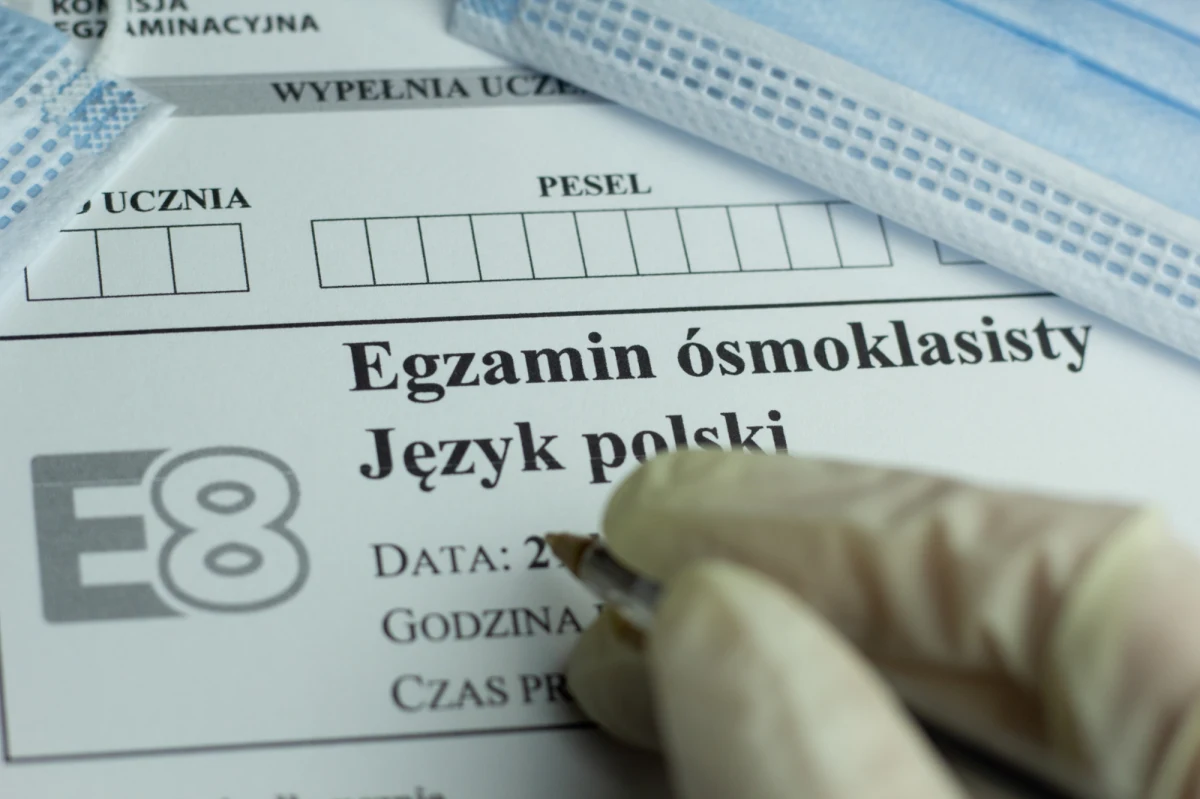 Pierwszy błąd, na który uwagę zwracają nauczyciele, to zbyt dużo nauki. Warto uczyć się systematycznie, choćby w czasie majówki, ale nie za długo. Nie warto poświęcać temu całego dnia czy całej nocy. Uczmy się małymi dawkami, radzę uczniom i absolwentom, by dbali o swój dobrostan i spokój. Warto pamiętać, że całe pokolenia przed nimi pisały egzamin maturalny czy egzamin po szkole podstawowej. Jeszcze wielu jest tych, którzy będą w podobnej sytuacji. To ułatwi odnalezienie się w tej sytuacji - zaznacza Małgorzata Wojtysiak, nauczycielka języka polskiego i dyrektor 11. Liceum Ogólnokształcącego imienia Mikołaja Reja w Warszawie. 