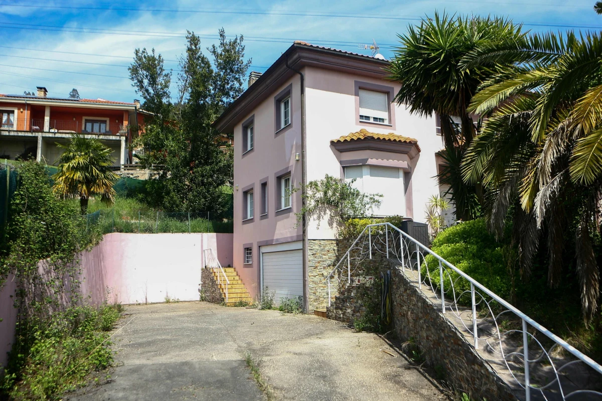 Koszmar trojga dzieci. Po blisko czterech latach pierwszy raz mogły stanąć na zielonej trawie i zaczerpnąć świeżego powietrza. Wszystko dzięki hiszpańskiej policji, która je uwolniła. Chłopcy byli przetrzymywani w domu przez rodziców. Pochodząca z Niemiec para nie pozwalała swoim pociechom opuszczać domu od 2021 roku. Zmuszała do noszenia pieluch i maseczek chirurgicznych. 