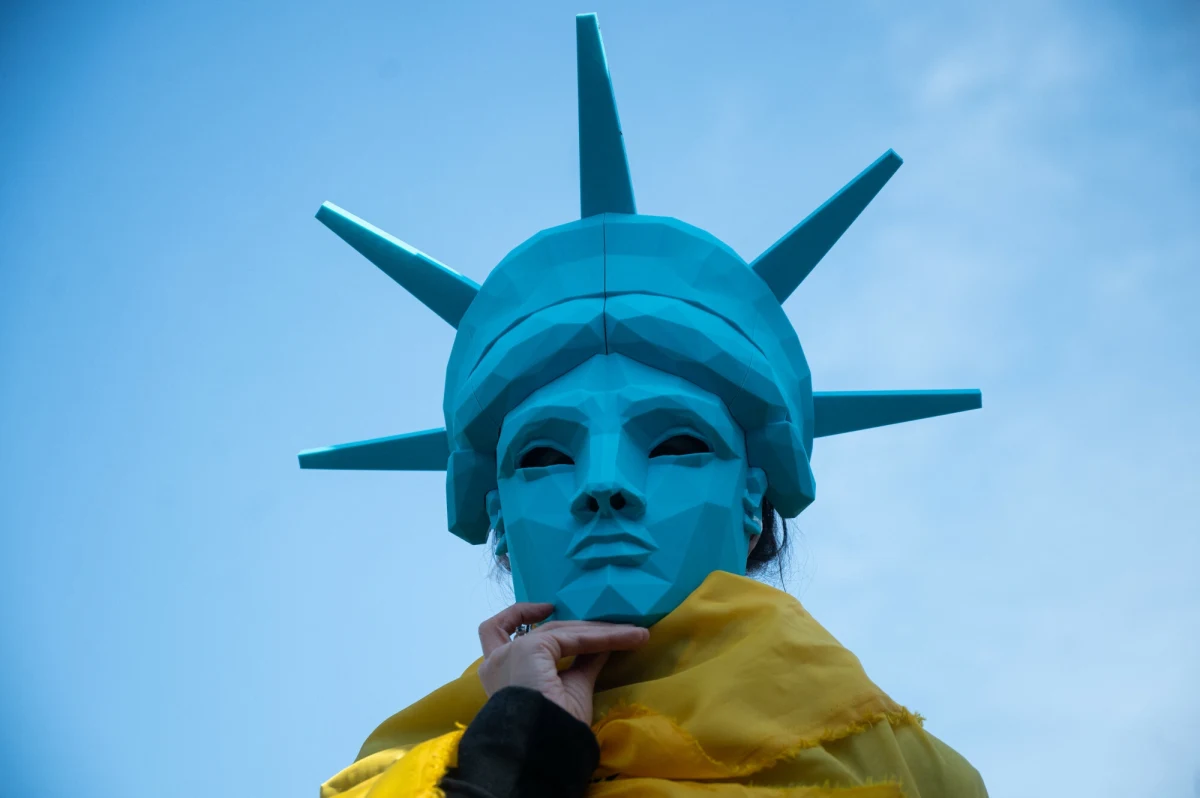 Ostatnia doba przyniosła kilka istotnych wydarzeń, które świadczą o zmianie podejścia Stanów Zjednoczonych do kwestii zakończenia konfliktu rosyjsko-ukraińskiego. Minister finansów USA przekazał, że umowa o surowcach podpisana między Waszyngtonem i Kijowem stanowi sygnał dla Rosji. Na internetowej stronie Kongresu USA pojawiła się wzmianka o nowej partii uzbrojenia, które zostanie sprzedane Ukrainie. Równocześnie, coraz większe zastrzeżenia w najbliższym otoczeniu Donalda Trumpa budzi forma negocjacji z Kremlem, którą zaproponował główny wysłannik Steve Witkoff.