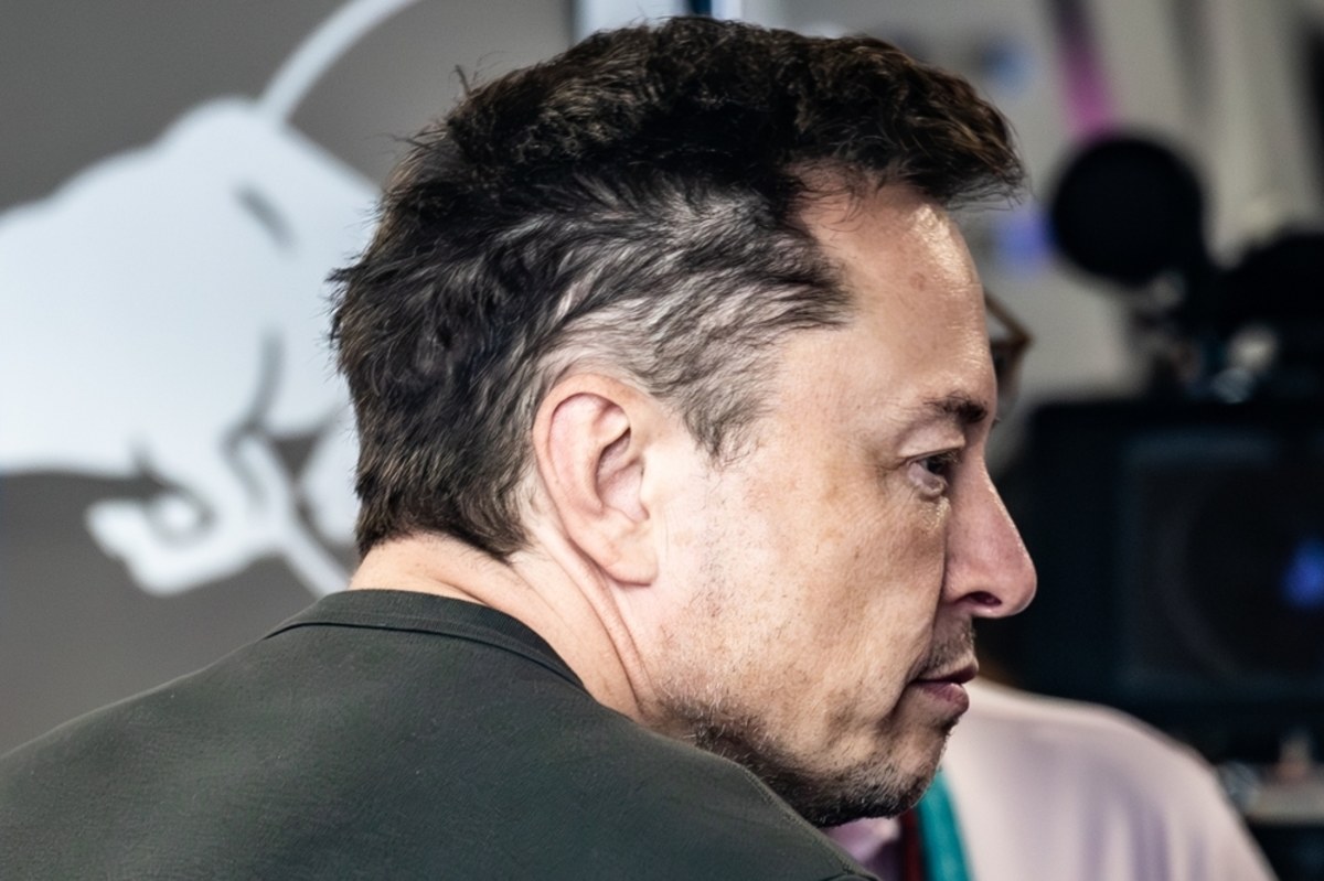 "The Wall Street Journal" opublikował artykuł, z którego wynika, że producent samochodów elektrycznych Tesla rozważa zastąpienie swojego CEO Elona Muska. Pogłoski pojawiły się w kontekście dramatycznych spadków akcji przedsiębiorstwa oraz faktem, że Musk rzekomo bardziej zaangażowany jest w prace w administracji rządowej niż we własnej firmie. W czwartek przewodnicząca zarządu Tesli zaprzeczyła doniesieniom, nazywając je "absolutnie fałszywymi".