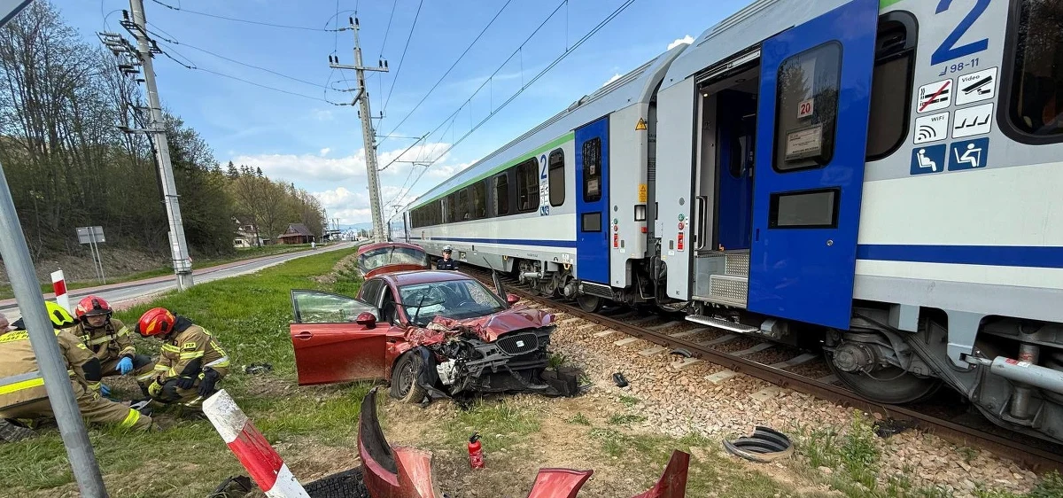 Wypadek w Białym Dunajcu między Nowym Targiem i Zakopanem. Samochód wjechał tam pod pociąg. Są ranni.