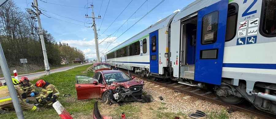 Wypadek w Białym Dunajcu między Nowym Targiem i Zakopanem. Samochód wjechał tam pod pociąg. Są ranni.
