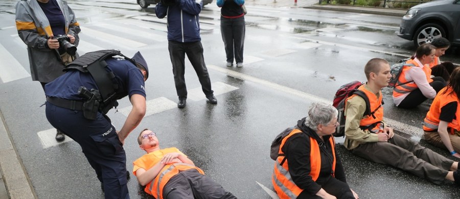 Grupa aktywistów klimatycznych z Ostatniego Pokolenia postawiła prezydentowi Warszawy, Rafałowi Trzaskowskiemu, ultimatum. Jeśli ich żądania nie zostaną spełnione, zapowiadają blokadę mostów w Warszawie 5 maja - w pierwszym dniu matur.