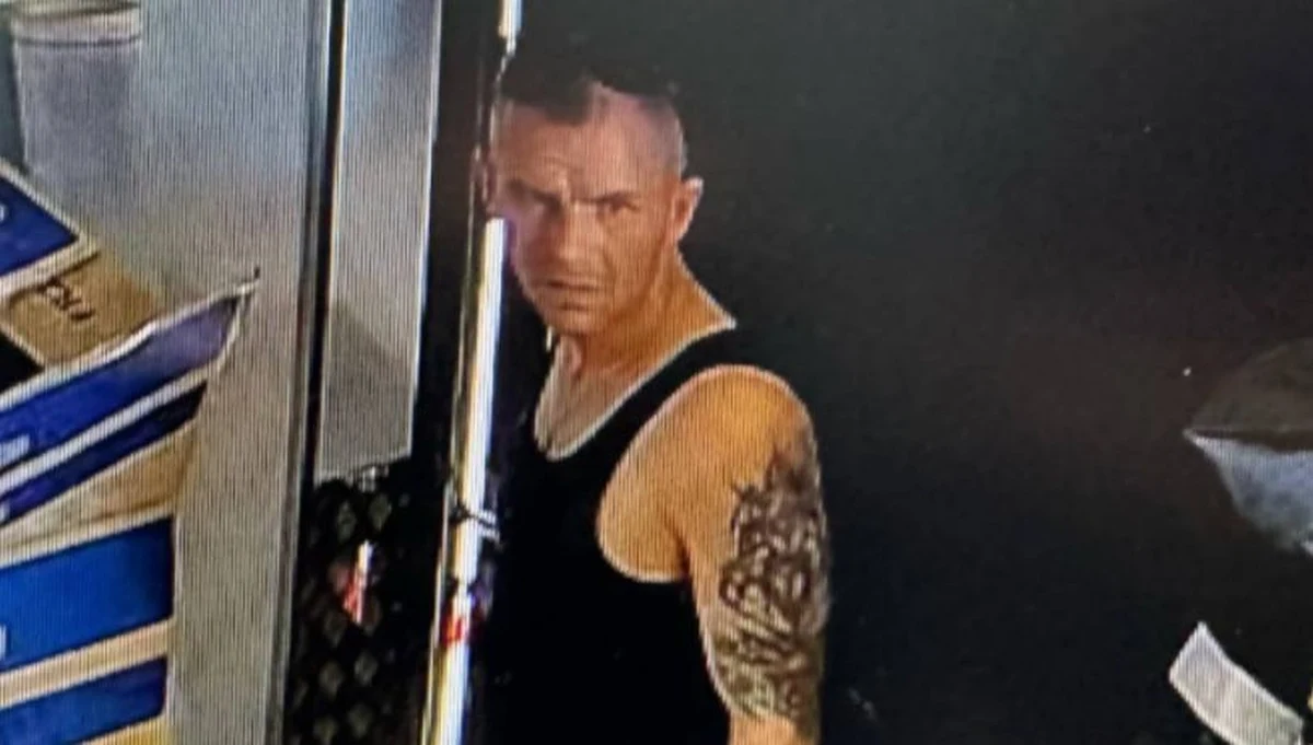 Policja szuka złodzieja, który 1 maja na stacji paliw w miejscowości Aleksandria (woj. łódzkie) ukradł pieniądze schowane w sejfie. Służby zwracają się z prośbą o pomoc w zatrzymaniu sprawcy.