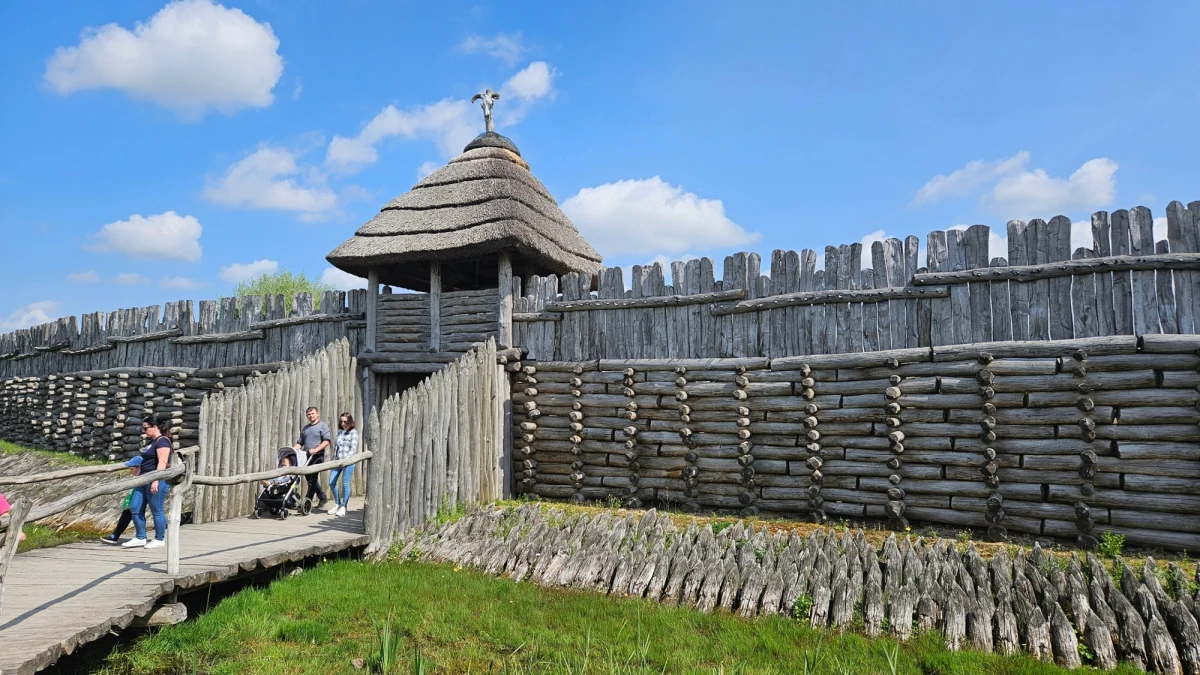Do niedzieli 4 maja w Muzeum Archeologicznym w Biskupinie (woj. kujawsko-pomorskie) trwa Archeologiczna Majówka. To wydarzenie, które pokazuje odwiedzającym, jak wyglądało codzienne życie w różnych epokach historii - przede wszystkim w paleolicie, neolicie i wczesnym średniowieczu. Sprawdziliśmy, co czeka na odwiedzających.