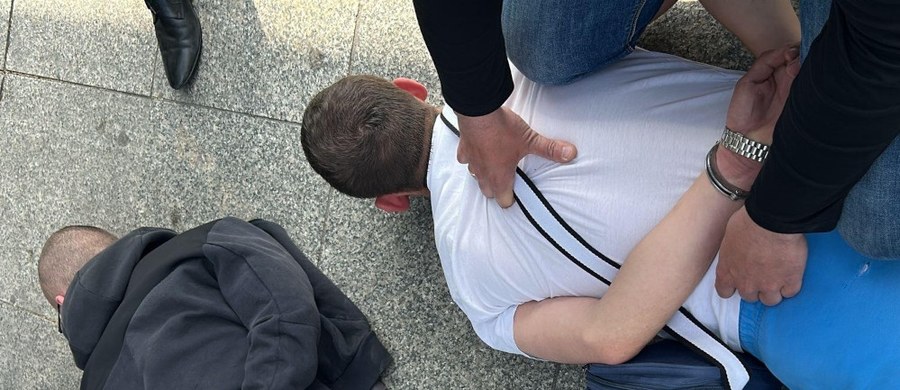 Stołeczni policjanci zatrzymali dwóch 18-latków z Ukrainy, którzy wykorzystując technologię NFC, oszukiwali klientów banków. Zatrzymani nakłaniali ofiary do instalowania oprogramowania na telefonach, co pozwalało im na nieautoryzowane wypłacanie pieniędzy z rachunków bankowych.