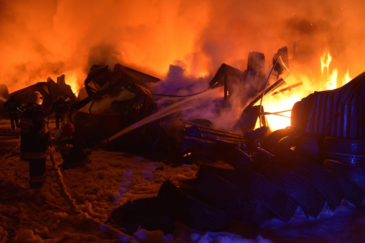 Tragiczny w skutkach pożar drewnianej altany w śląskich Pyskowicach. W zgliszczach obiektu znaleziono zwęglone ciało mężczyzny.