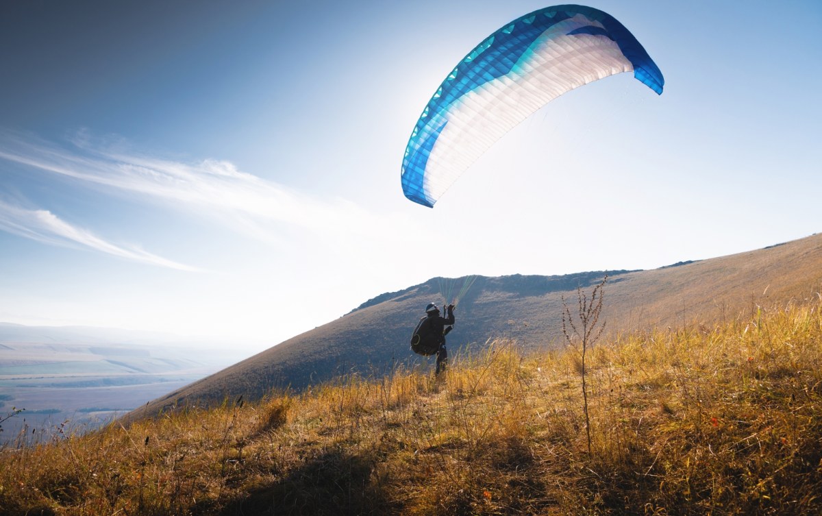 Próbował wylądować, ale wiatr ustał. Wypadek paralotniarza w Beskidach