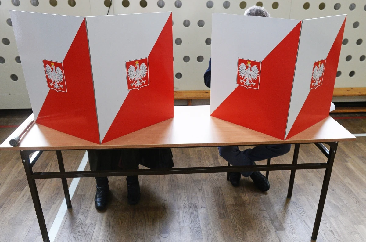 Wybory prezydenckie w Polsce odbędą się 18 maja 2025 roku, a głosowanie będzie miało miejsce w godzinach od 7:00 do 21:00. Zgodnie z przepisami, wszyscy obywatele, zarówno ci przebywający w kraju, jak i za granicą, będą mogli oddać swój głos w tym dniu, jednak wybory poza granicami Polski będą miały pewne różnice w organizacji.