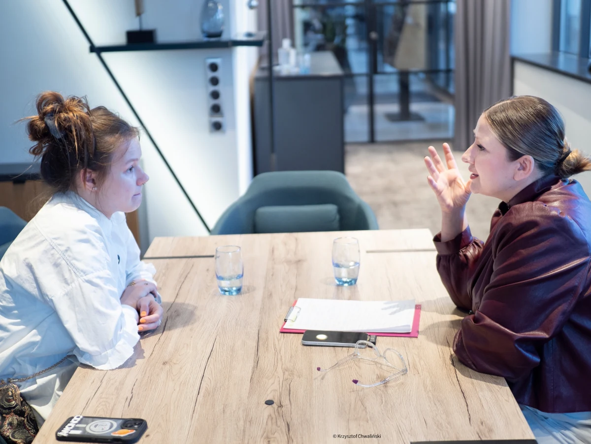 "Aktorstwa nie uprawia się dla siebie. Zawsze chodzi o wywołanie reakcji" – mówi w rozmowie z Kingą Nygą - Chwalińską, Nel Kaczmarek. Ceniona aktorka młodego pokolenia, podczas trwającego w Krakowie 18 Międzynarodowego Festiwalu Kina Niezależnego Mastercard OFF CAMERA jest nominowana w kategorii "Najlepsza aktorka" za role w filmach: "Utrata równowagi" i "Lany poniedziałek". Obie produkcje walczą o 100 tys. złotych w Konkursie Polskich Filmów Fabularnych. Jej kreacja Majki w filmowym debiucie Korka Bojanowskiego została już wyróżniona podczas ostatniego Festiwalu Polskich Filmów Fabularnych w Gdyni.